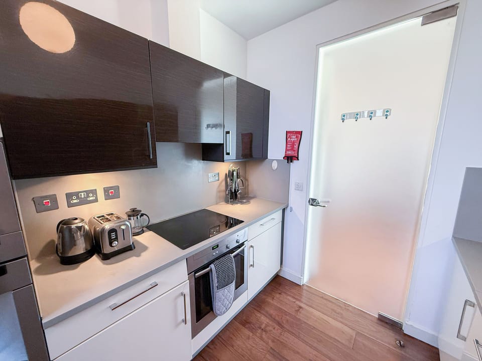 Modern kitchen near King’s Cross & Upper Street, fully stocked for home cooking.