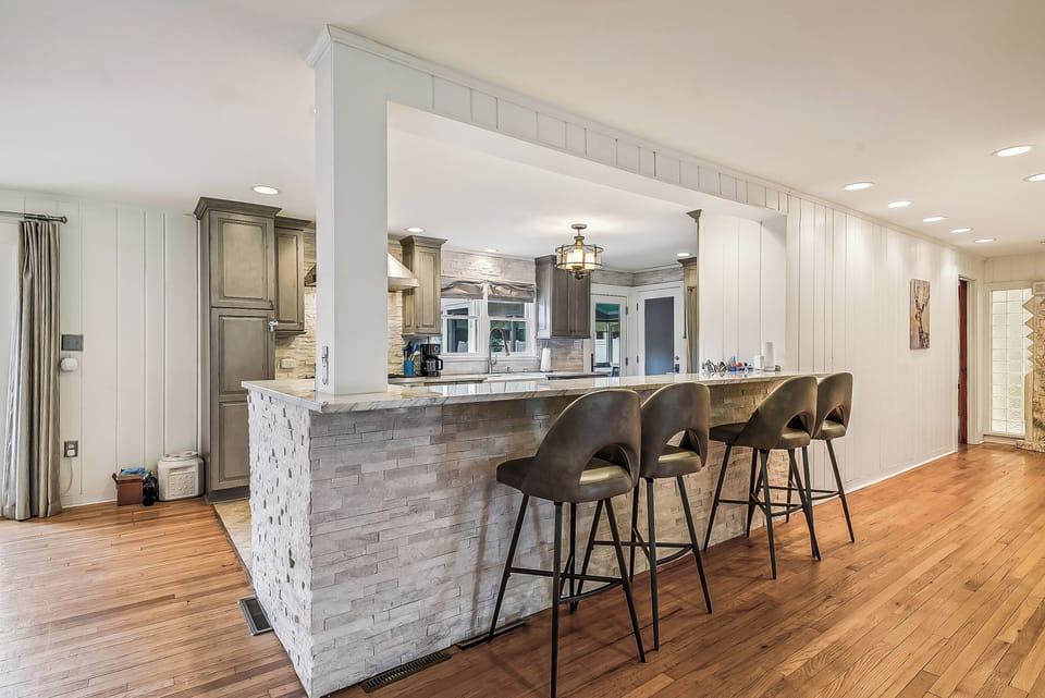 Main Level,Breakfast Bar,