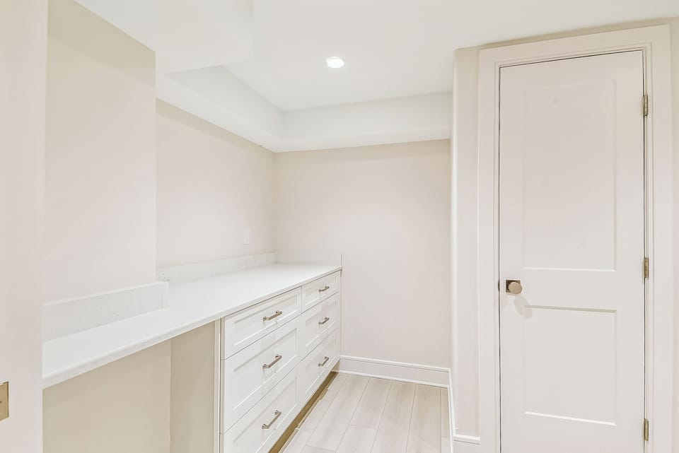 Lower Level,Closet,