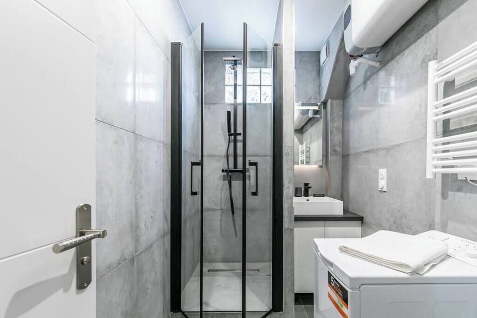 Salle de bain avec douche 