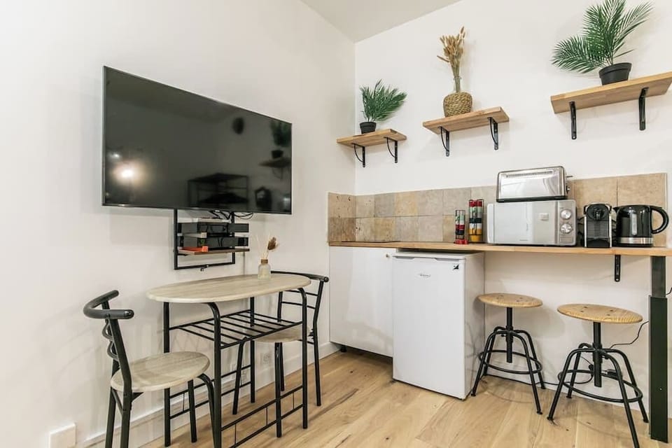 Salon avec cuisine équipée et coin repas (1)