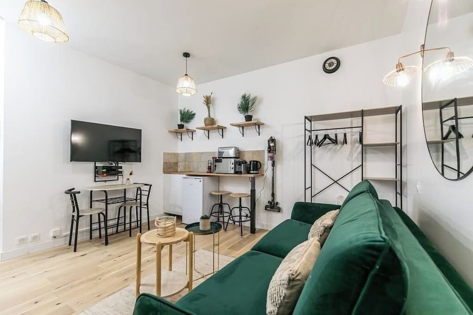 Salon avec cuisine équipée et coin repas (4)