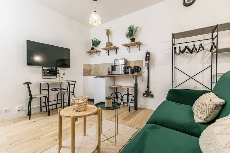 Salon avec cuisine équipée et coin repas (5)