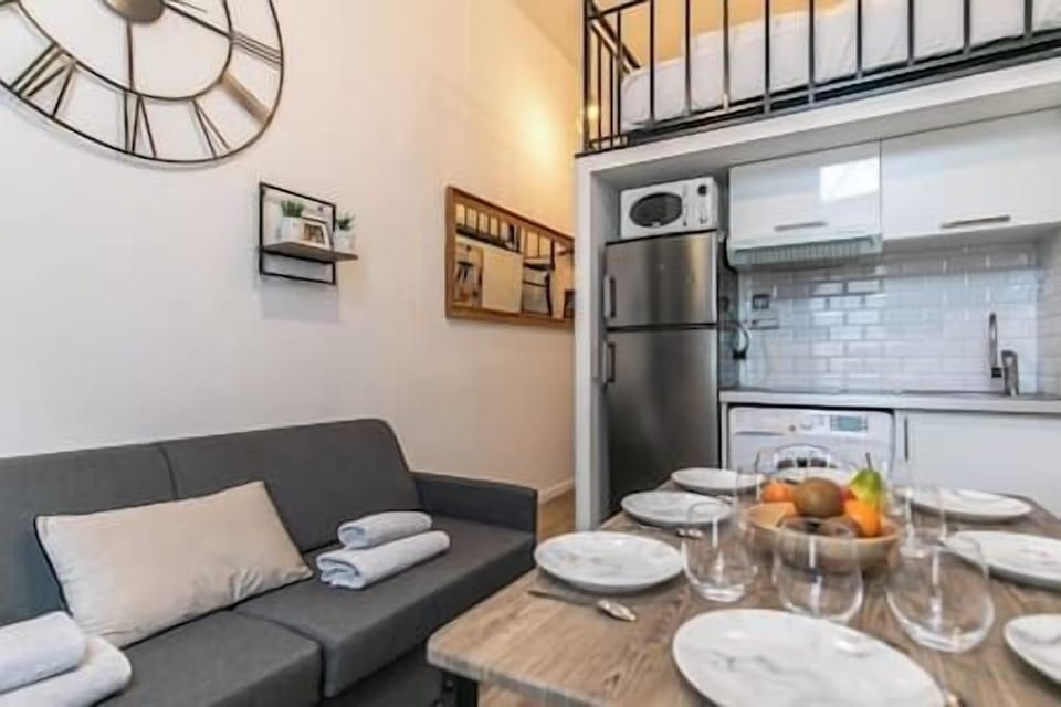 Salon avec coin repas et cuisine équipée (1)