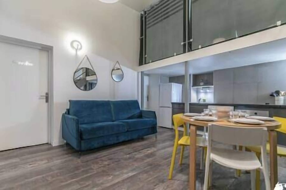 Salon avec chambre en mezzanine (4)