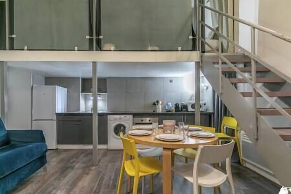 Salon avec chambre en mezzanine (5)