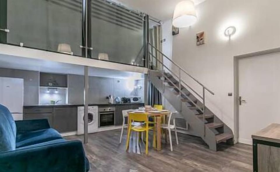 Salon avec chambre en mezzanine (3)