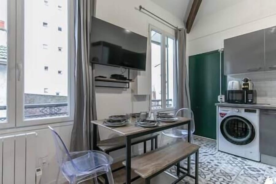 Cuisine équipée avec coin repas (2)