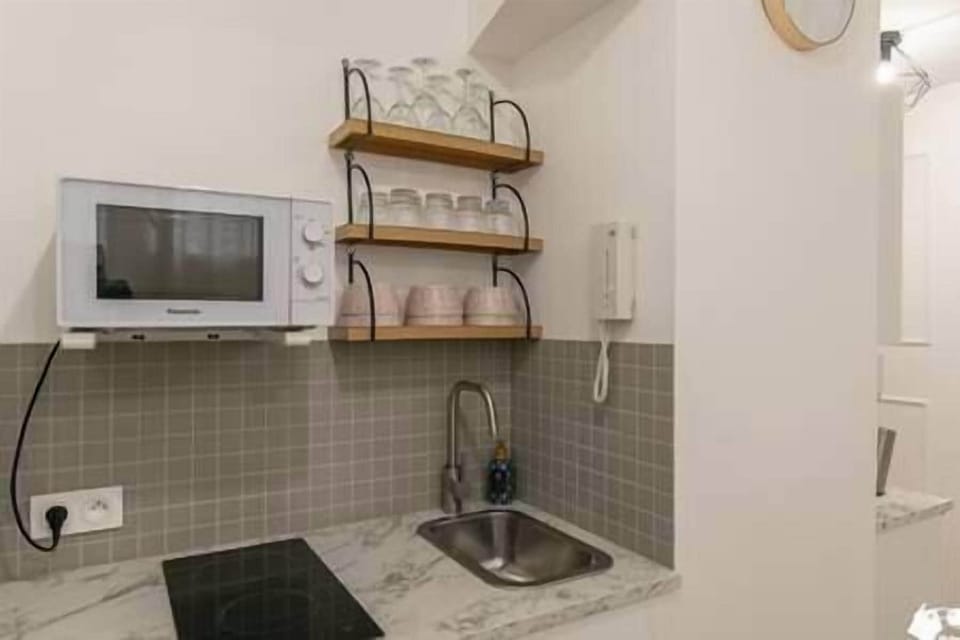 Cuisine équipée avec coin repas (5)