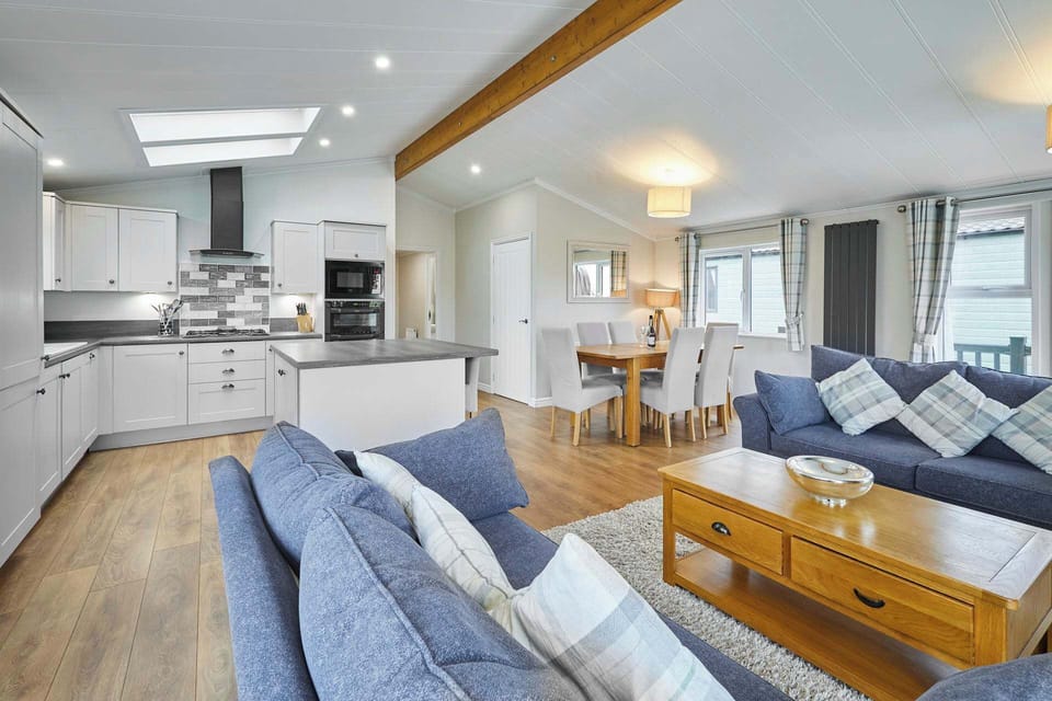 Juniper Deluxe Lodge, Low Gate - Host & Stay