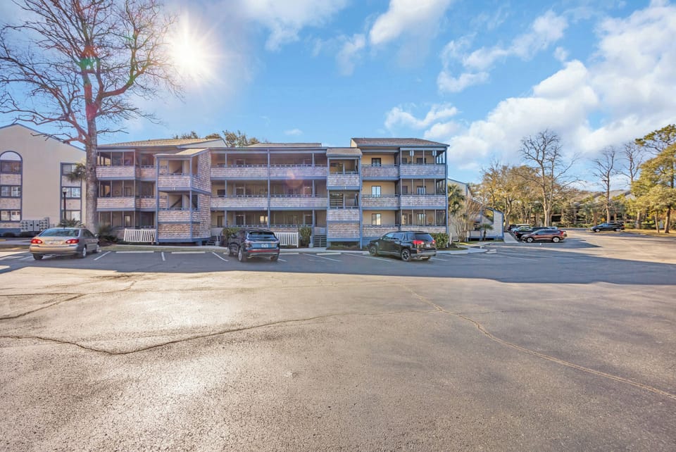 Top floor, end unit = ultimate peace and quiet.