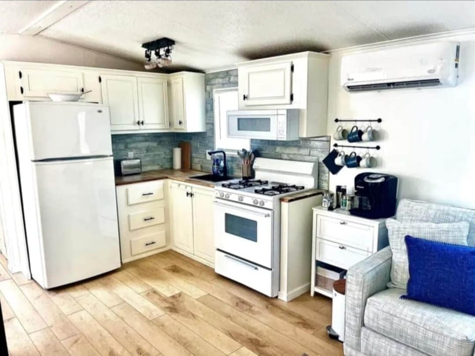 Full kitchen