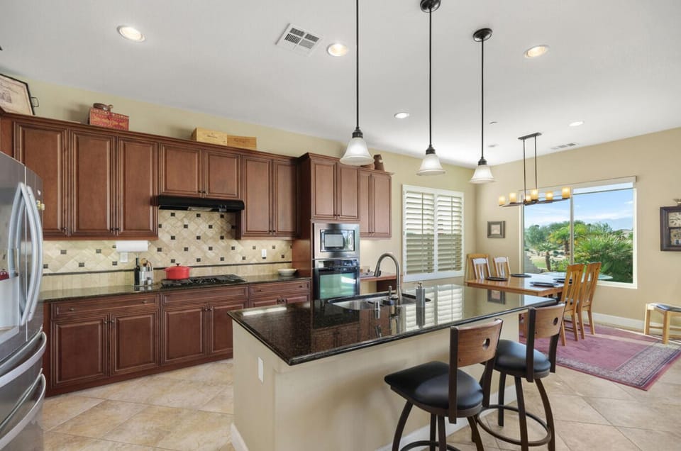 Granite counters, stainless appliances