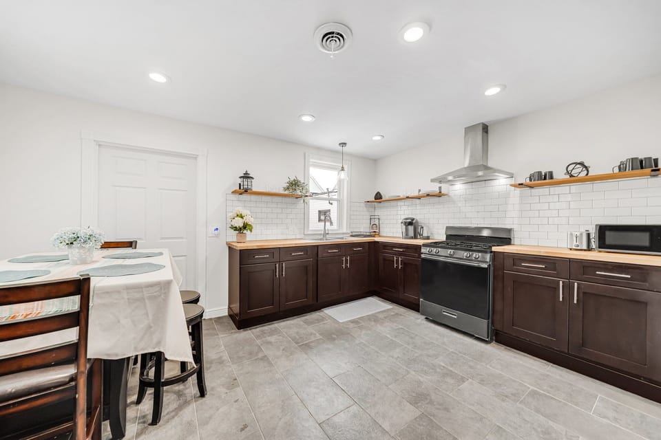 Eat in Kitchen 
