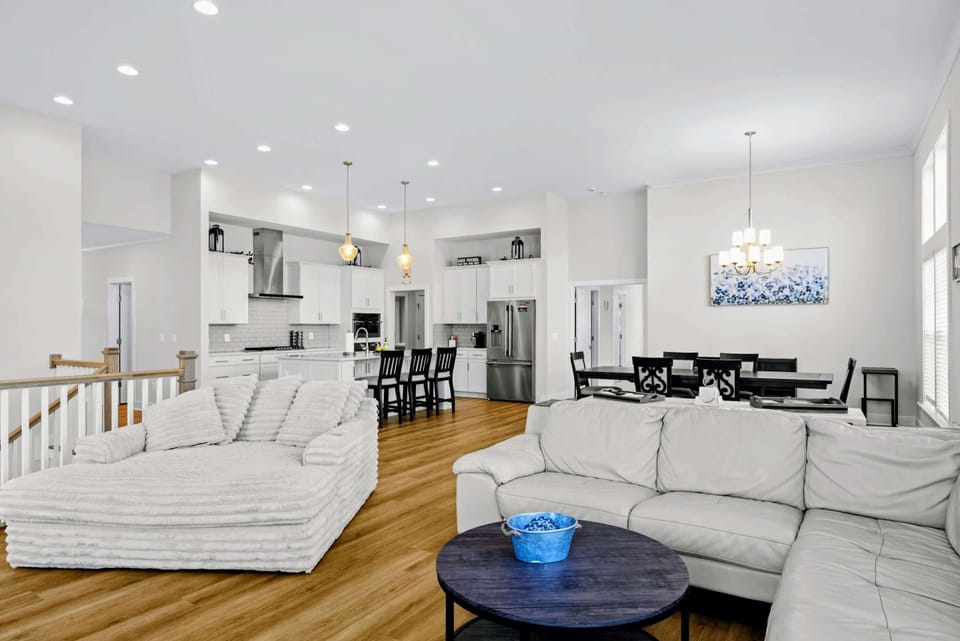 Great Room - From the lounger you can see straight to the kitchen island and dining table, all under one vaulted ceiling.