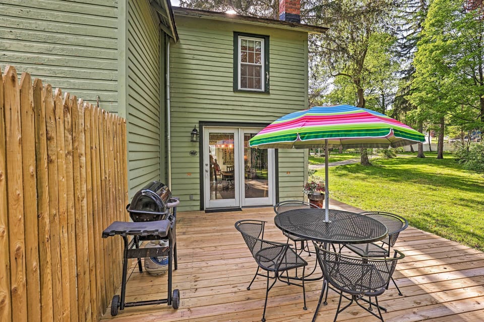 Shared Deck | Gas Grill | Dining Table