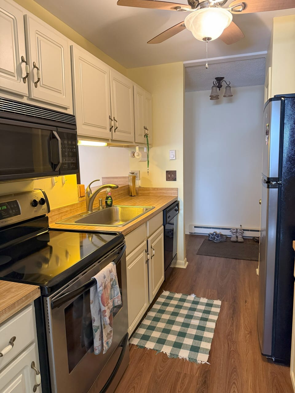 Kitchen with stove/microwave/large sink
