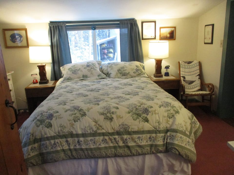 master bedroom, queen bed, 2 bureaus, 4 lamps, 2 bedstands, clothes hanging area