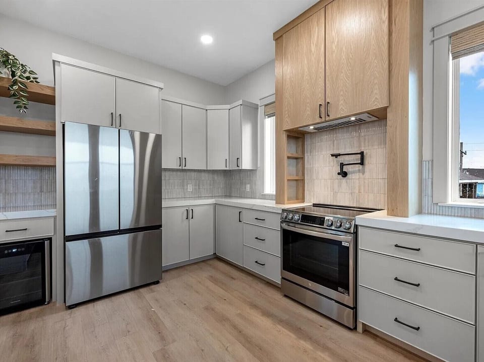 Stainless steel appliances, sleek countertops, and everything you need for sunset feasts.