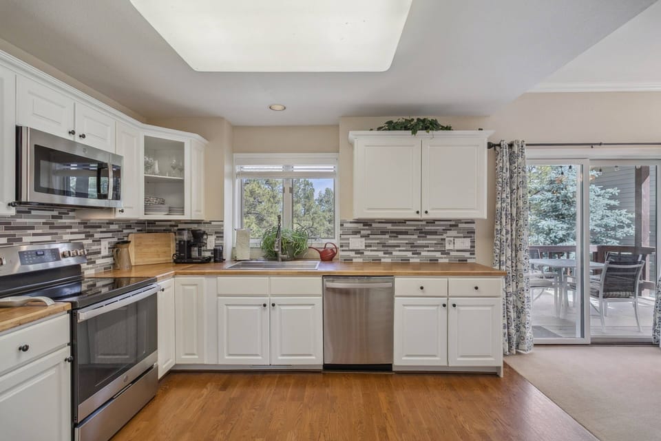 Newly remodeled and fully equipped kitchen makes mealtime easy. Dont want to cook- eat local! Fine dining, cafes and pubs are less than 5 min. away.
