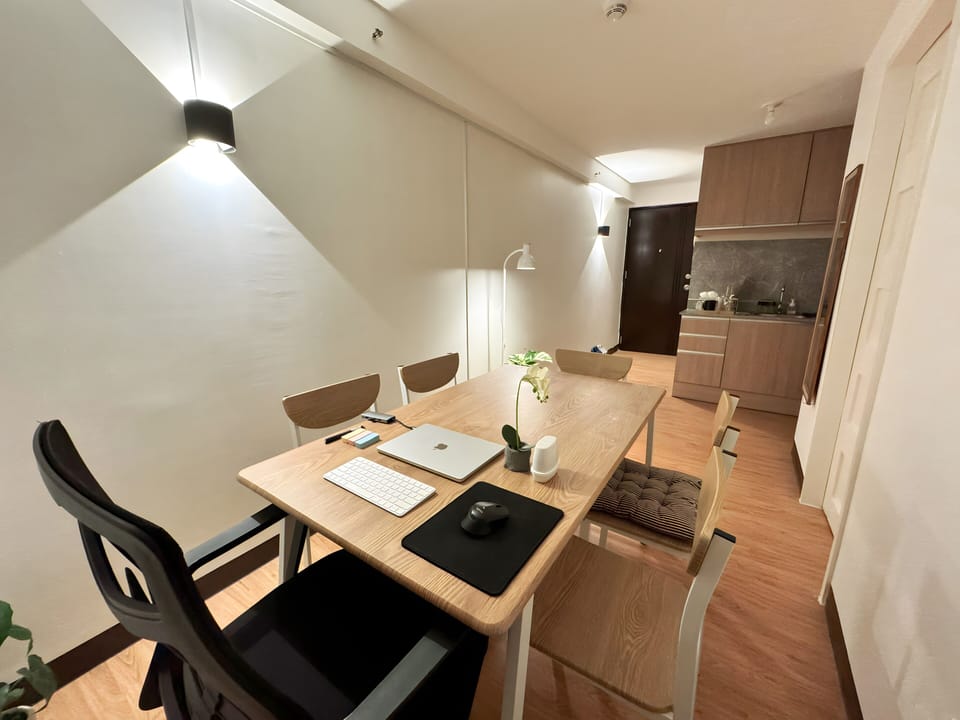 Large 6 seater dining area. Spacious with lots of rooms for luggages and bags