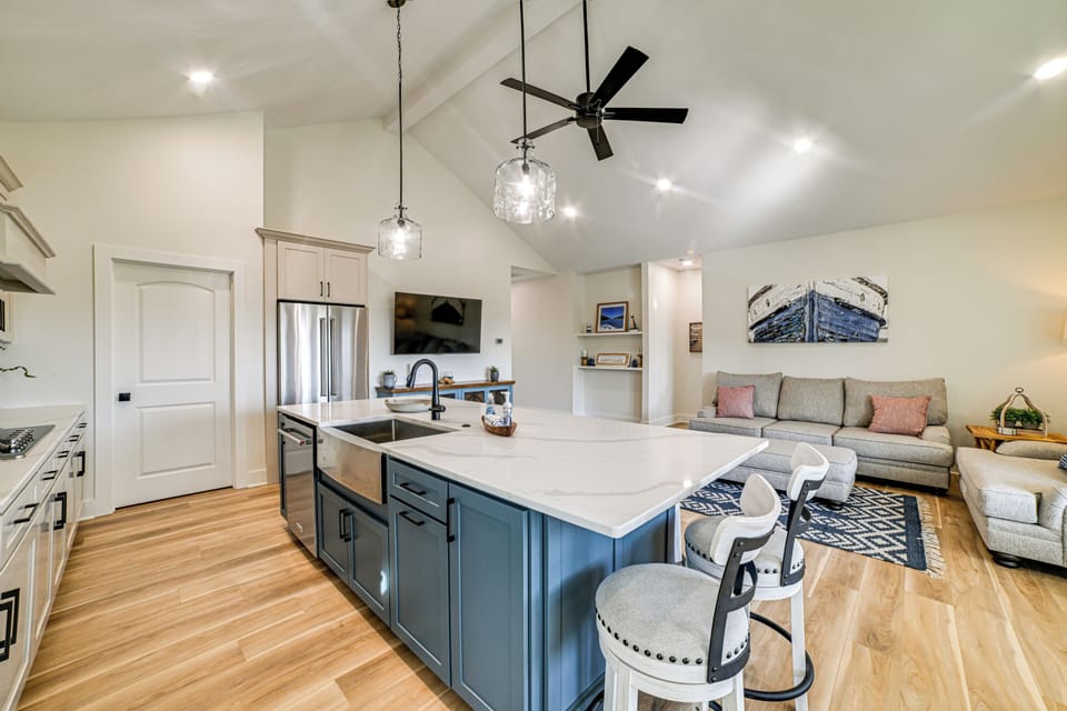 Grand Rivers Vacation Rental | 6BR | 3BA | 2,300 Sq Ft | Stairs Required