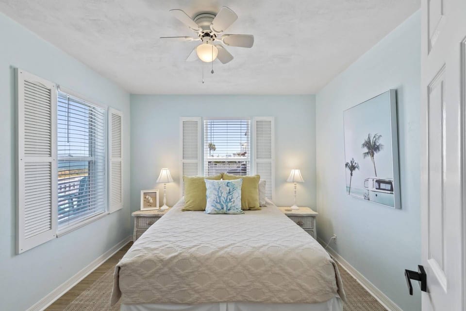 Guest Bedroom: Relax in this cozy guest bedroom featuring stunning ocean views, a comfortable bed, and a Smart TV for all your streaming needs.