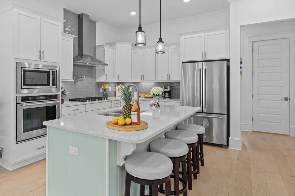 Stunning, fully equipped kitchen.