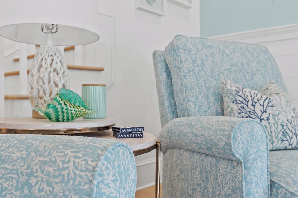 Beachy details in the living room.