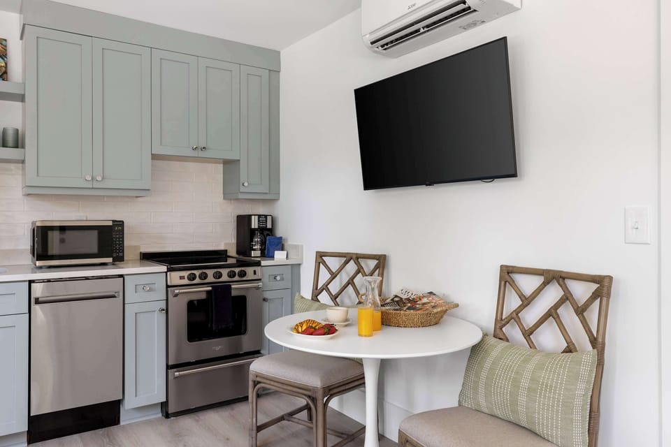 Fully equipped kitchen, dining seating for two + TV