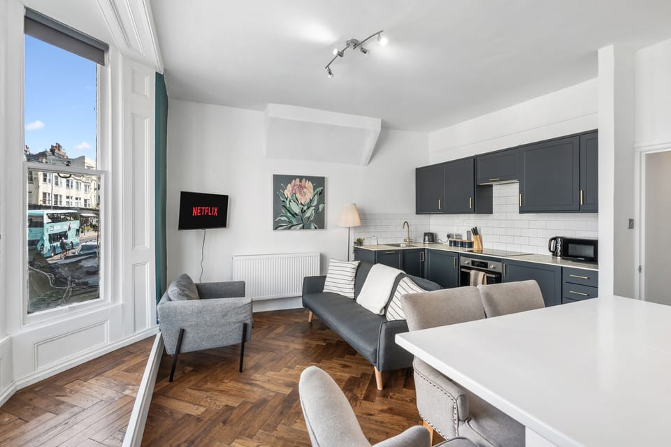 Lounge / Dining Area