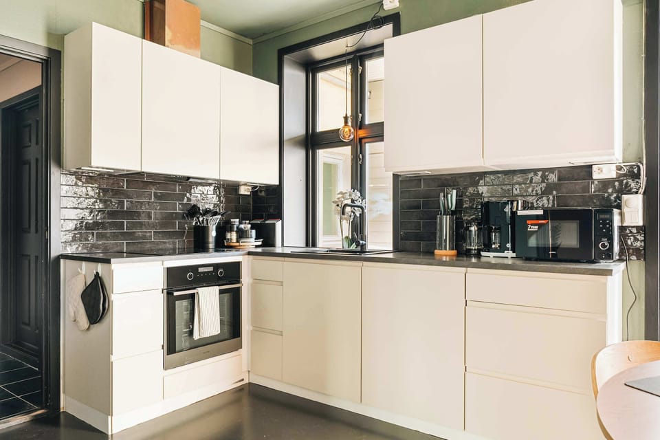 Fully equipped for all your cooking needs – who's making dinner?