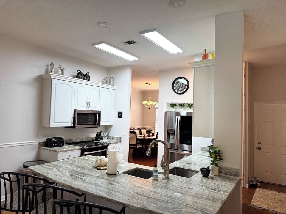 Kitchen with breakfast bar