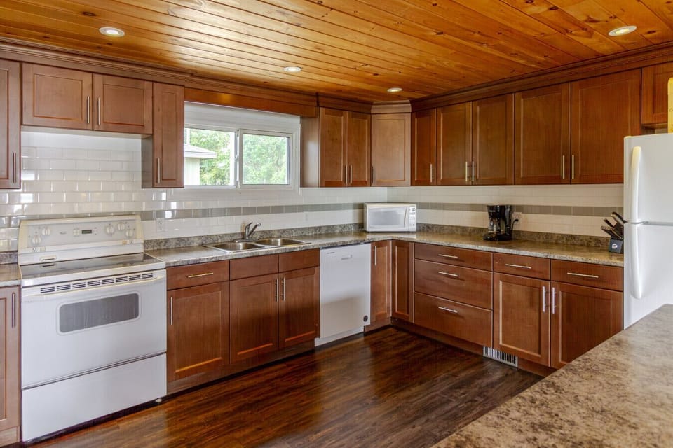 Large kitchen to prepare your meals, island with stools for breakfast or a coffee break