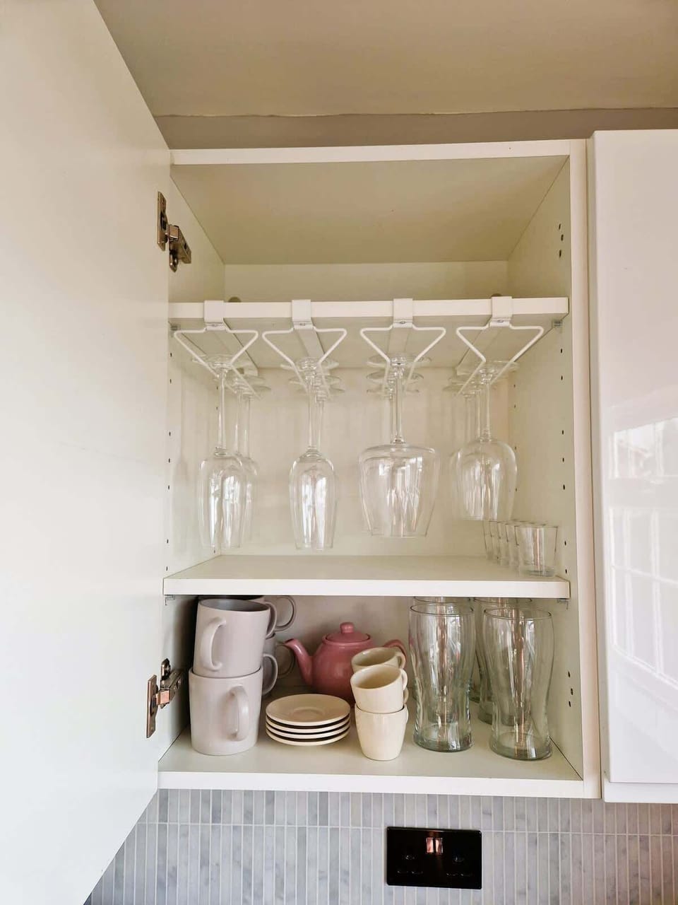 The modern kitchen is well equipped with everything you might need, from quality wine glasses to nutribullet! 