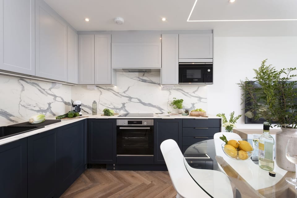 Alternative view of the kitchen, giving a closer look at the oven, stove and microwave - 5 Oasis Sands
