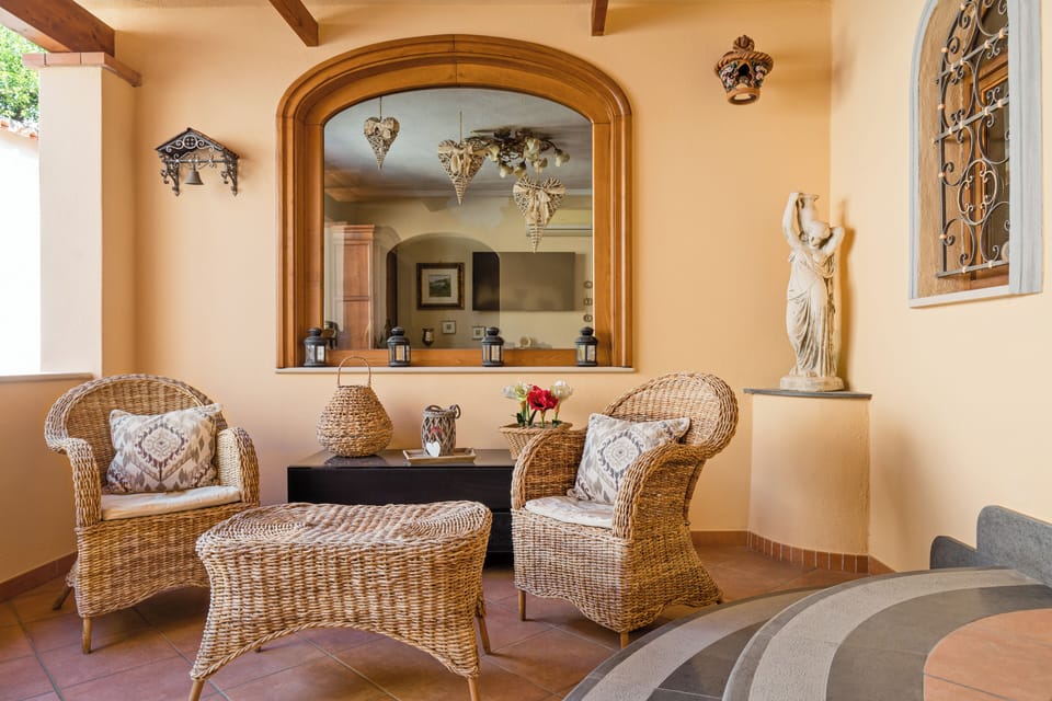 Courtyard seating