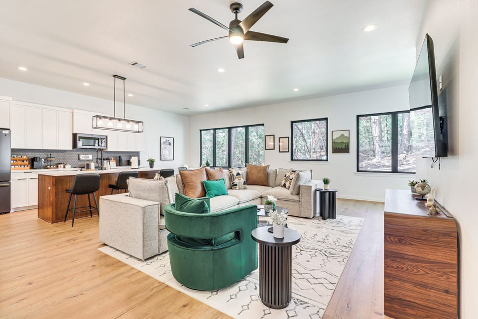 Living Room | Smart TV | Free WiFi | Central A/C & Heat | Queen Sleeper Sofa