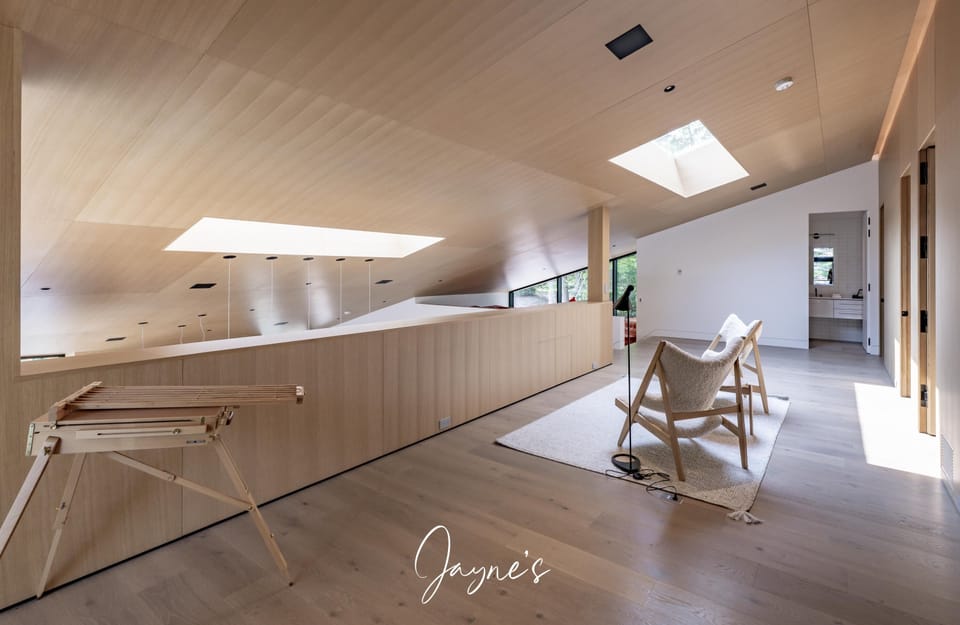 Upper Level Hallway &amp; Seating (2)