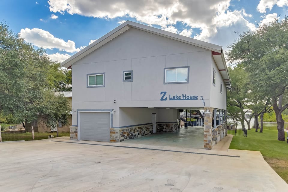 Welcome to Z Lakehouse on Lake LBJ! 311 Watkins Point Kingsland, TX 78639-- maps might also say Sunr