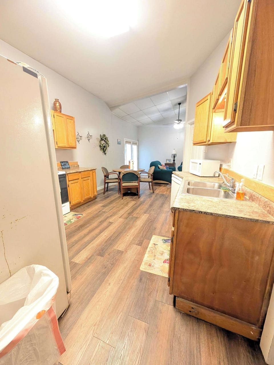 An open-concept space where comfort meets functionality!