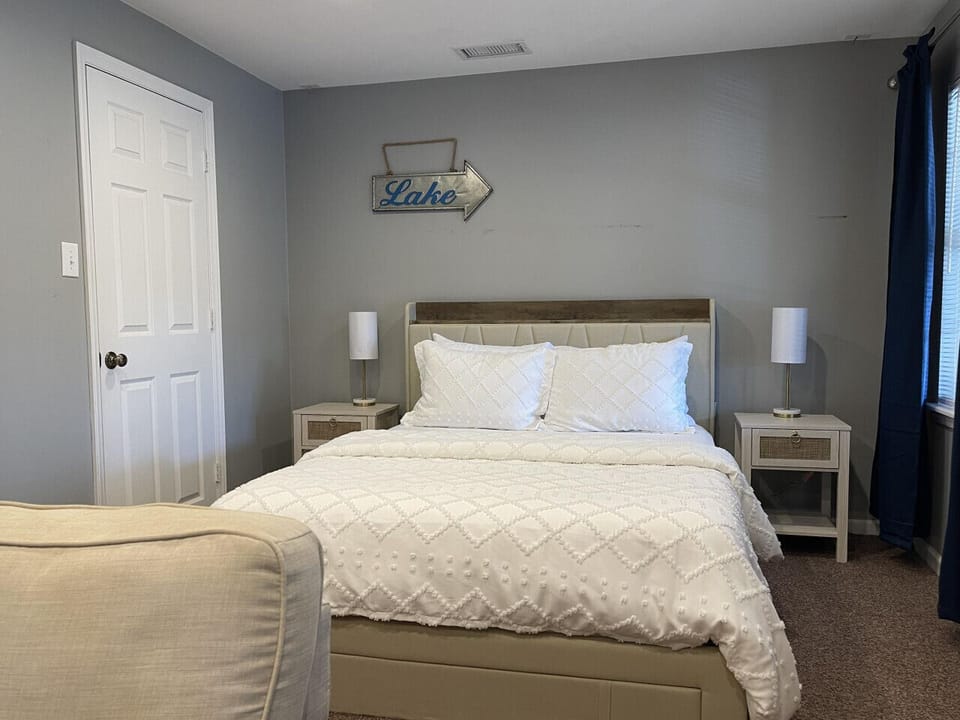 Thew downstairs living area also features a Queen-sized bed to allow for more sleeping spots with plenty of room.