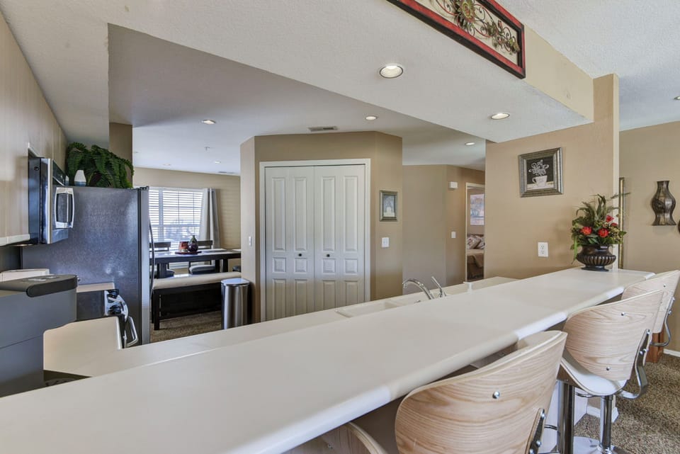 Kitchen bar area