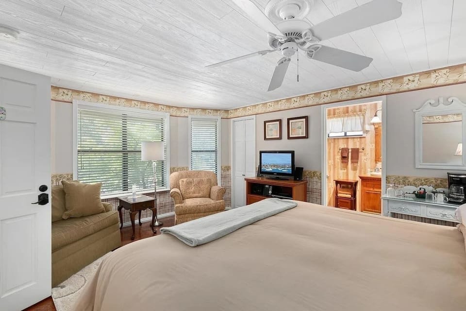 Bedroom 1 - King & Twin Bed