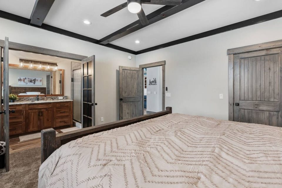 Bedroom 1 - King Bed