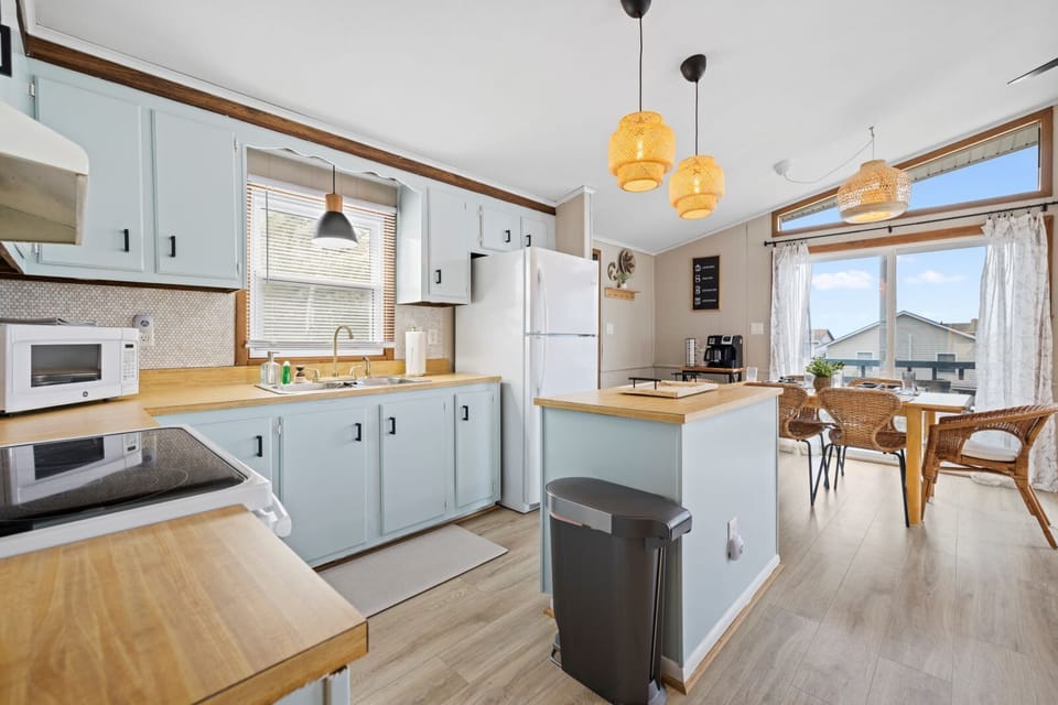 From morning coffee to family dinners, our kitchen and dining area have you covered! 