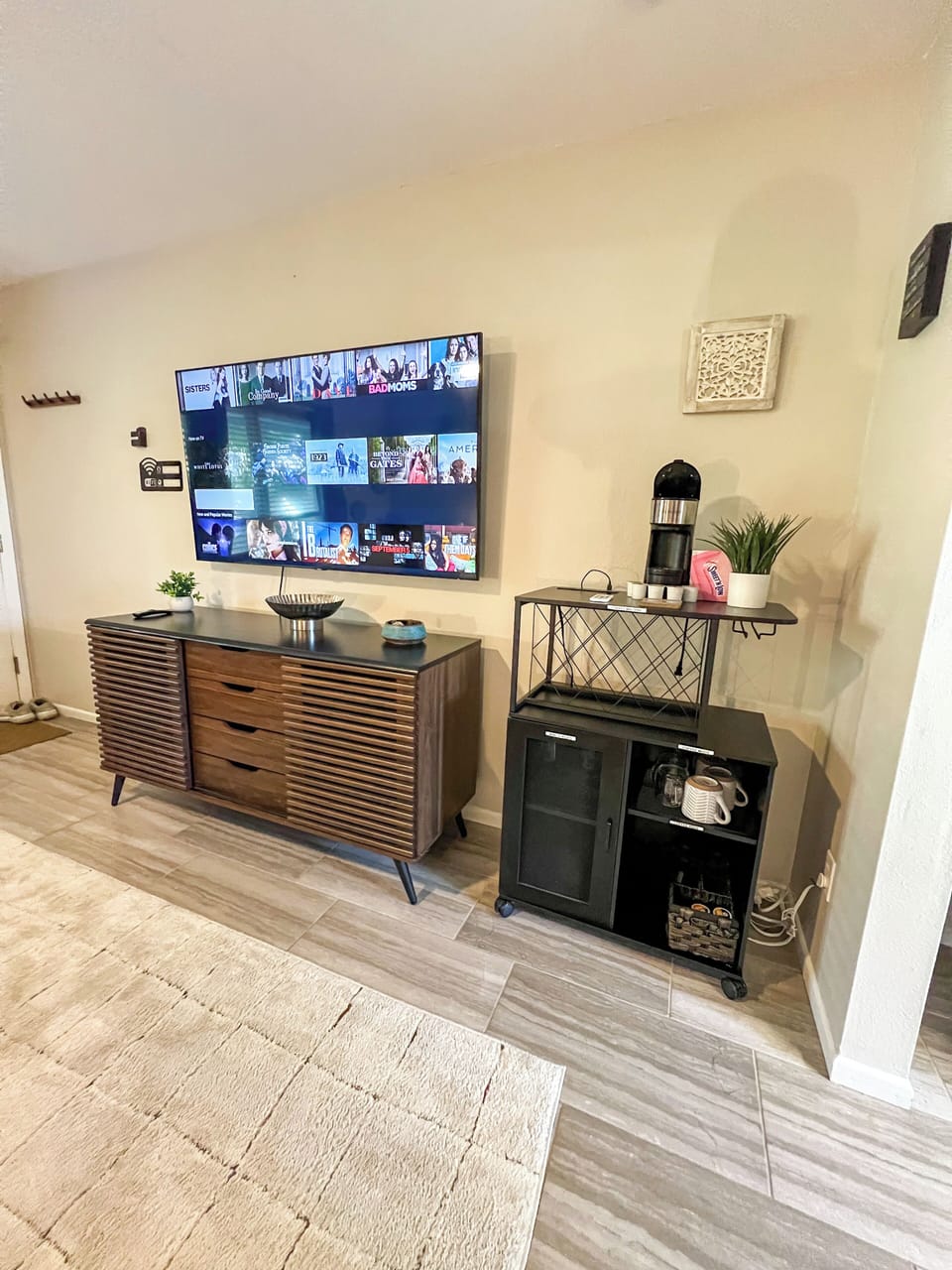 Relax in comfort with a side view of the TV—your perfect spot for late-night movies or morning news from the comfort of your bed! 🛏️📺