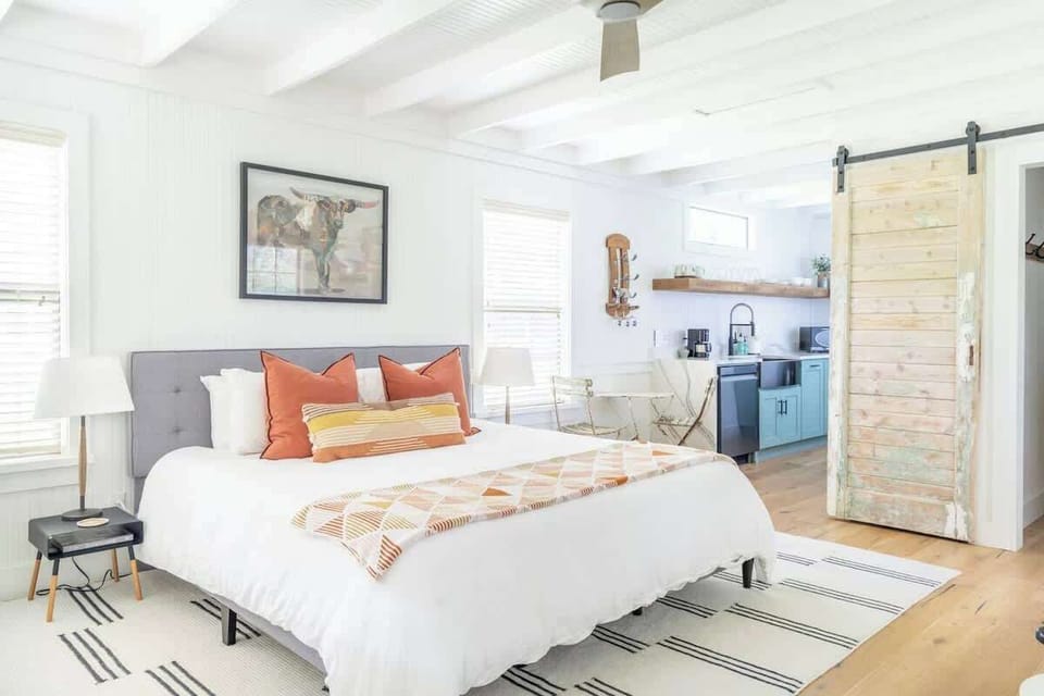 Cottage studio: king bed