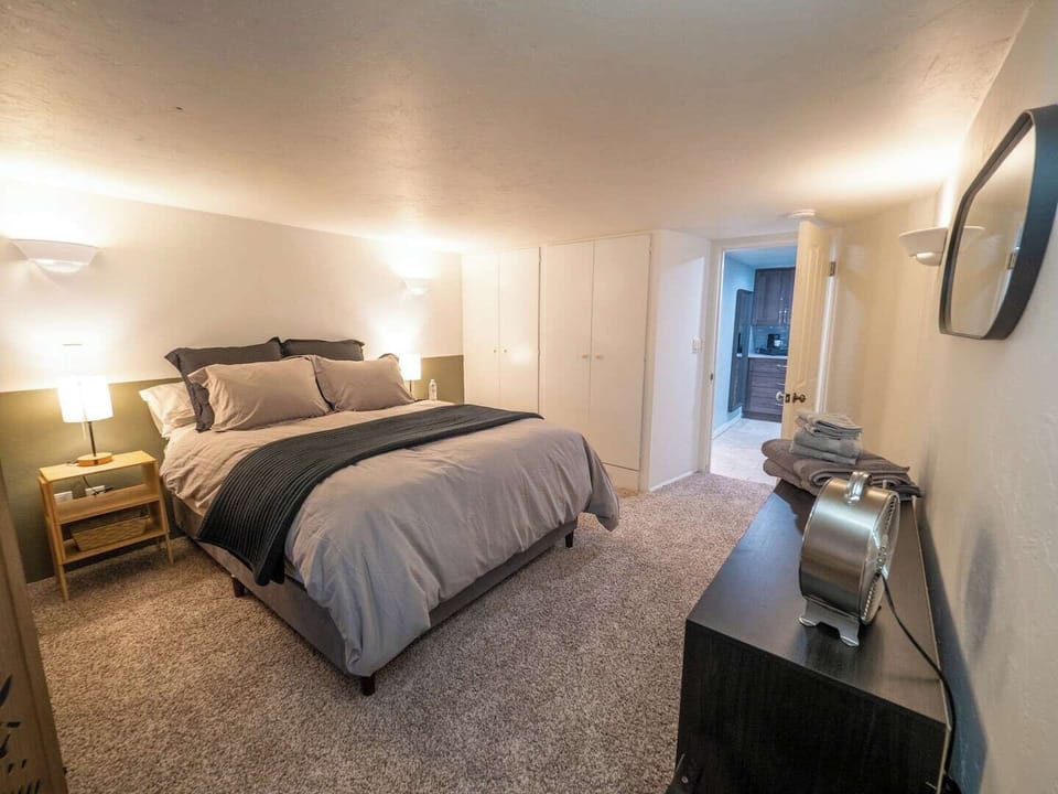 Comfy Queen bed with luxury linens & down comforter 