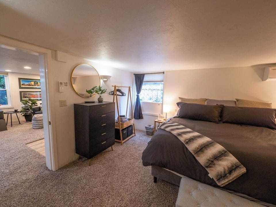 Comfy King size bed with luxury linens & down comforter 